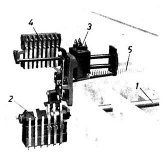 Afb. 8 - WISSELVELD 1- as 2 - ascontacten voor uitschakelen motorstroom - wisselcontrole magneet 4- controle-contacten 5- kam voor geleide linialen