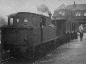 Afb. 10 - Voor vertrek gereed staande trein met loc. serie 7100 station Leiden, Heeren-singel. 31 december 1935.